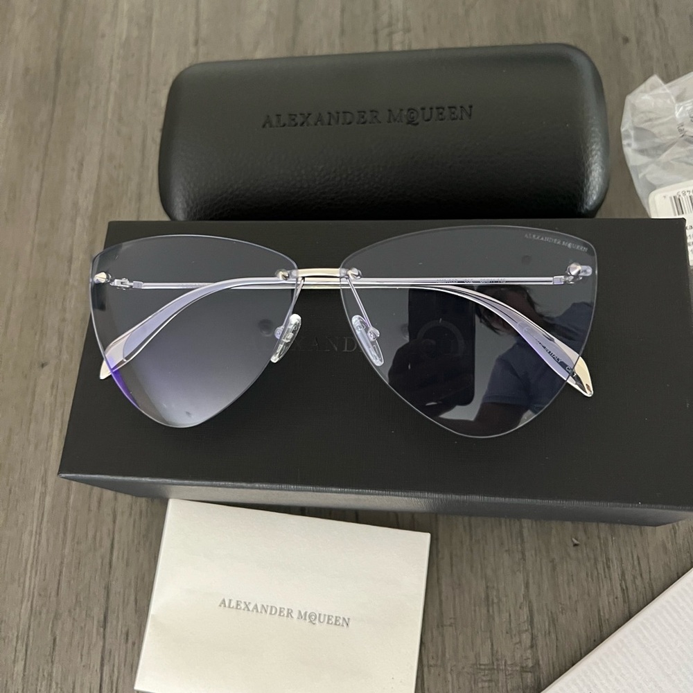 Brand New Alexander McQueen Blue Tinted Cat eye sunglasses💙